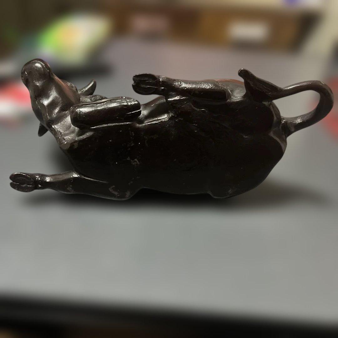 金属製 牛と子供の彫刻