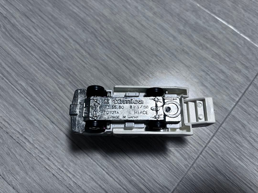 トミカ トヨタ ハイエース スロープ付き 日本航空仕様