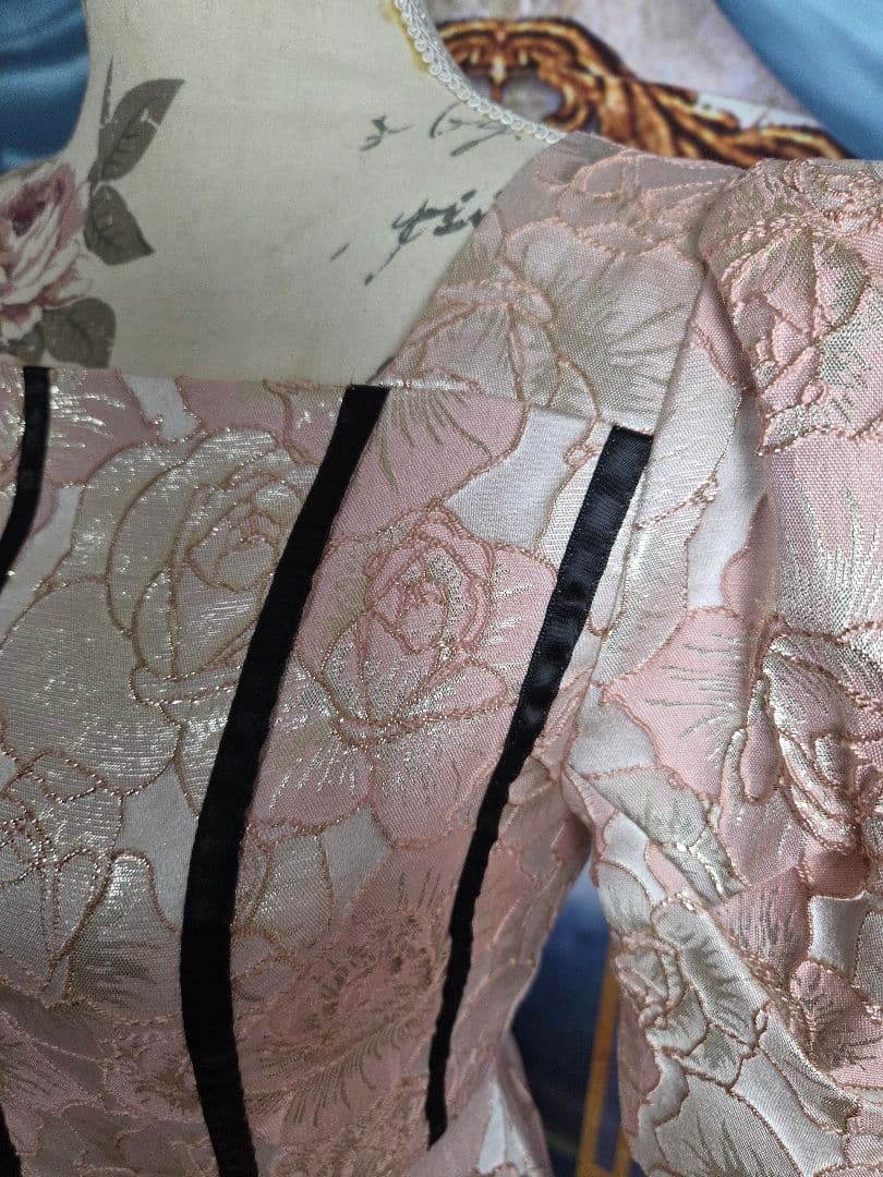 M 【新品インポートセレクト】金糸混ジャガード薔薇のクラシックドレス