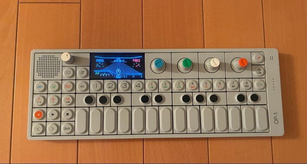 Teenage Engineering OP-1 シンセサイザー