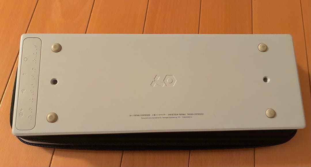 Teenage Engineering OP-1 シンセサイザー