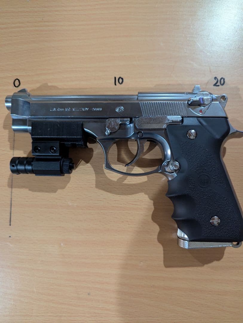 M92F ハンドガン シルバー レーザーサイト付き去年の末に購入