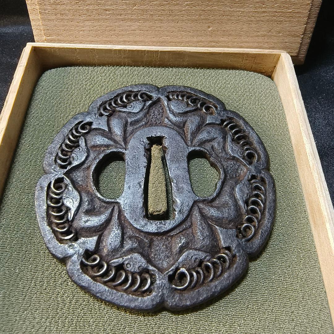 刀剣美術 日本刀南蛮鍔 鉄地 無銘 箱付 江戸骨董 古美術 蒐集家放出美品刀装具