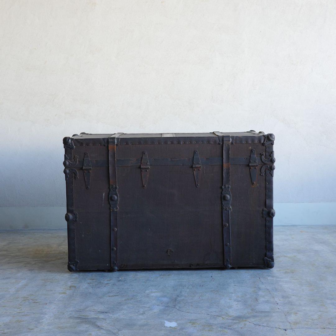 アンティークな大型のトランク