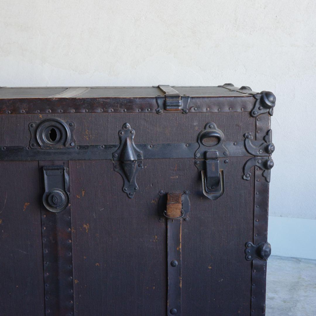 アンティークな大型のトランク