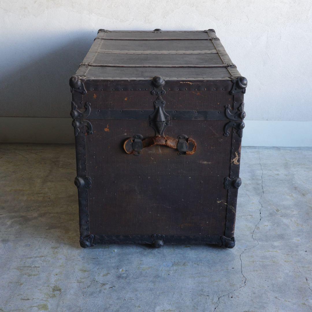 アンティークな大型のトランク
