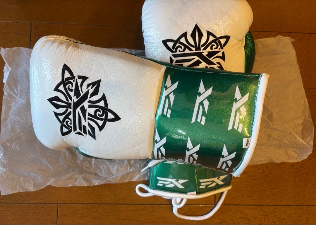 ボクシング グローブ 緑と白 トライバルデザイン 10oz 入手困難 超希少
