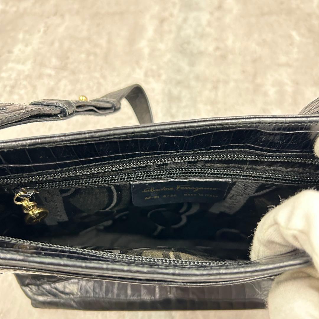 フェラガモ ショルダーバッグ ポシェット 肩掛け クロコ ブラック ヴァラ