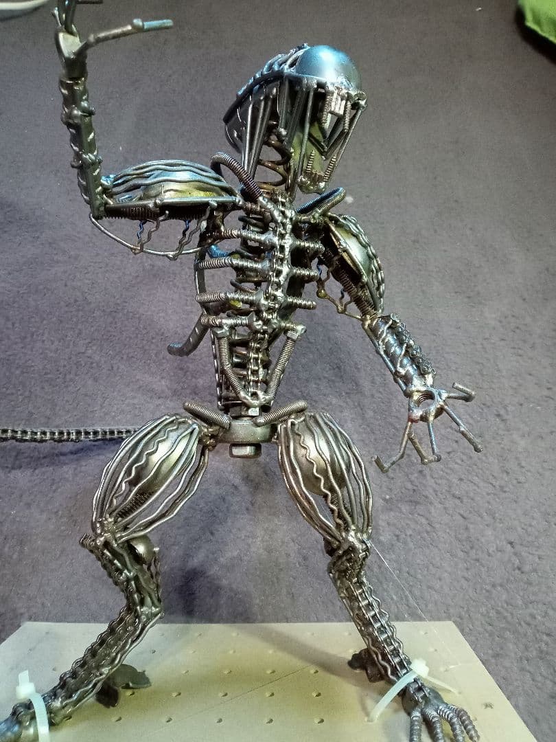 メタルアート　エイリアン　廃材アート