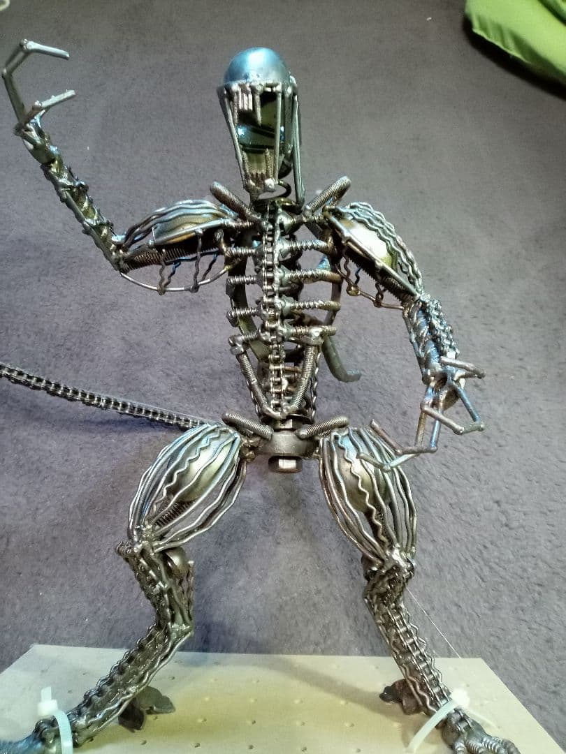 メタルアート　エイリアン　廃材アート