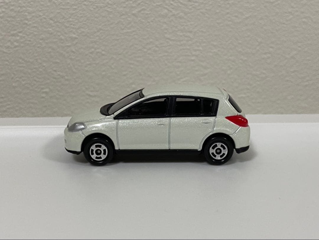 トミカ　日産　ティーダ　ホワイトパール