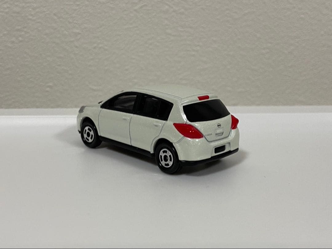 トミカ　日産　ティーダ　ホワイトパール