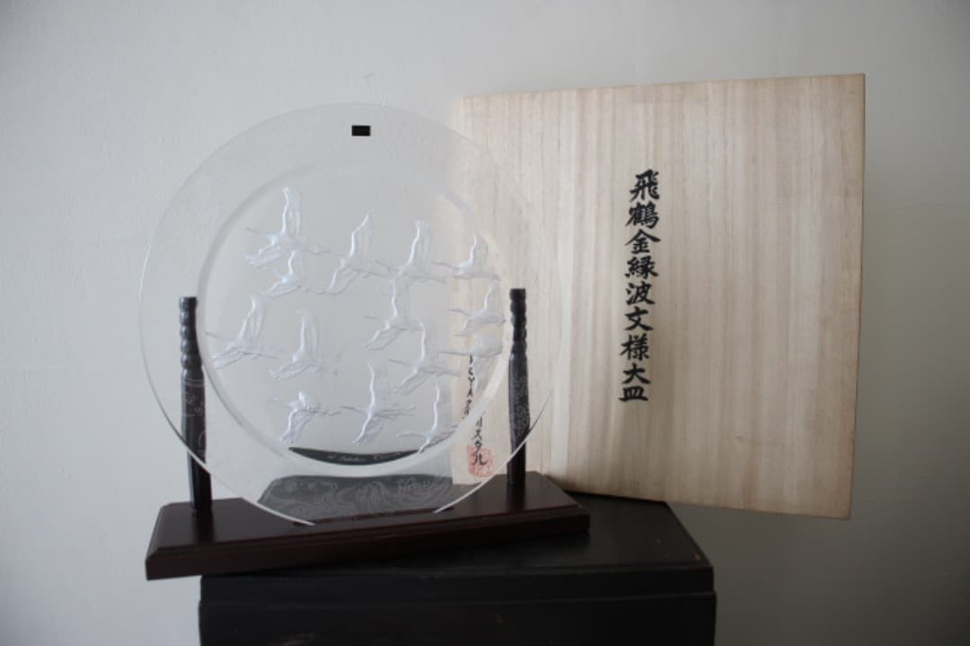 未使用・箱入　HOYAクリスタル　飛鶴金縁波紋様大皿　飾皿