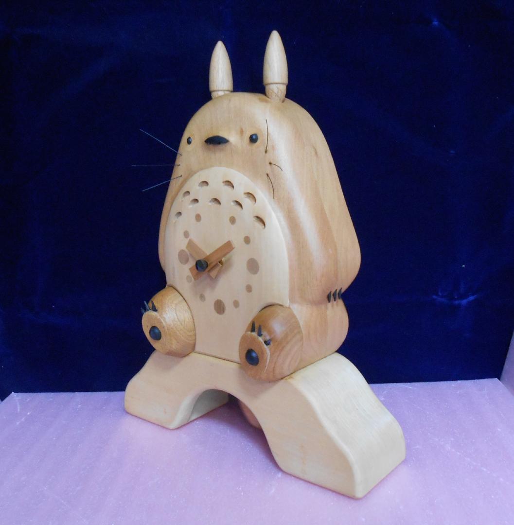 ♡葉月★・・♡　木に座るトトロの木製置き時計(掛け時計兼用)