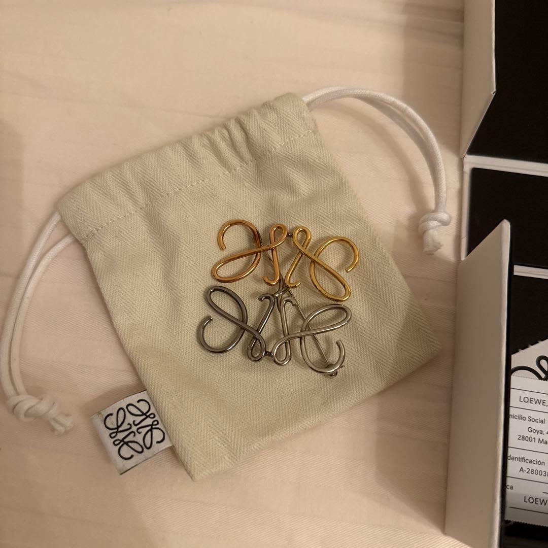 LOEWE ロエベ　アナグラム　ブローチ　配色　4色
