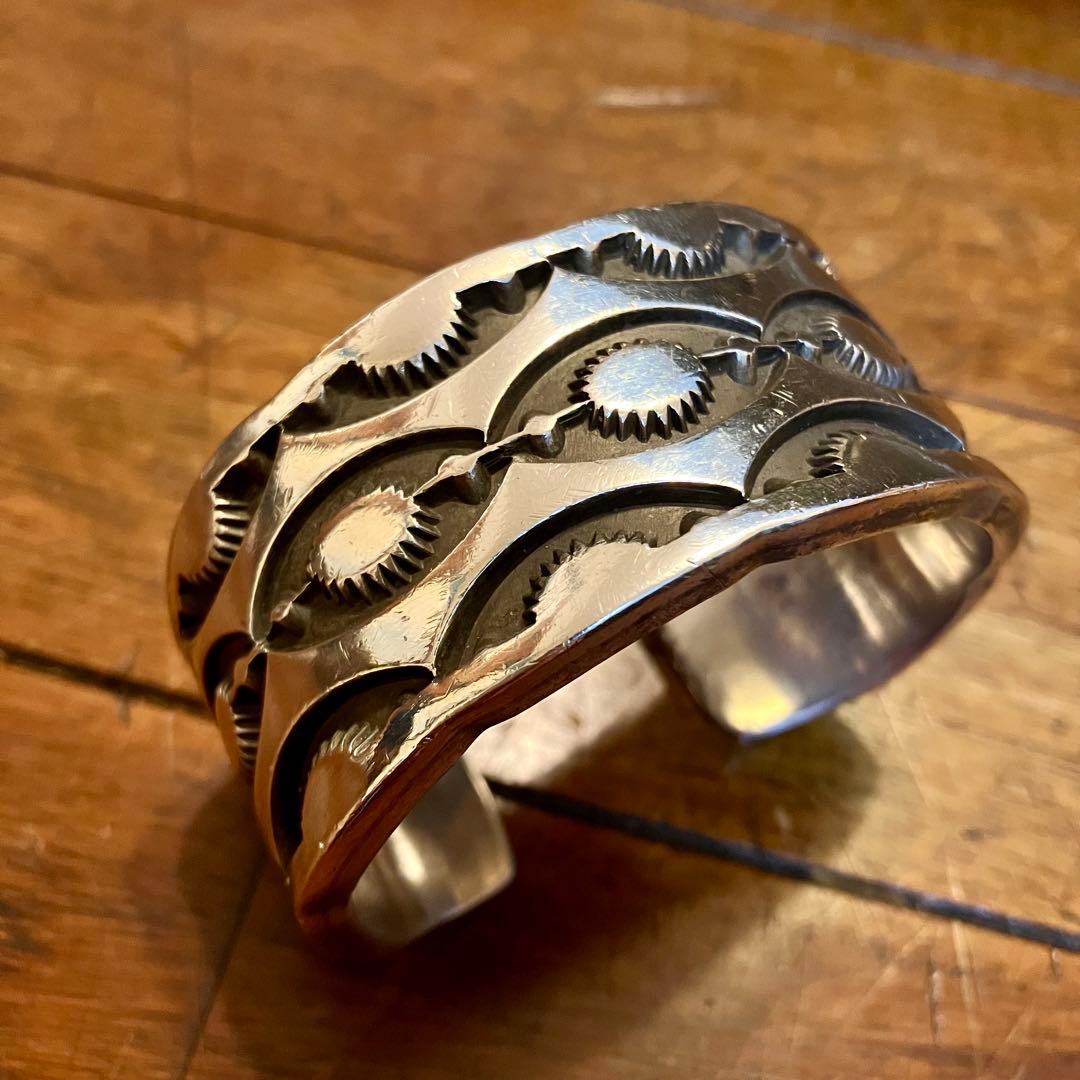 インディアンジュエリー ナバホ族 エマーソン ビル作 スタンプワーク バングル