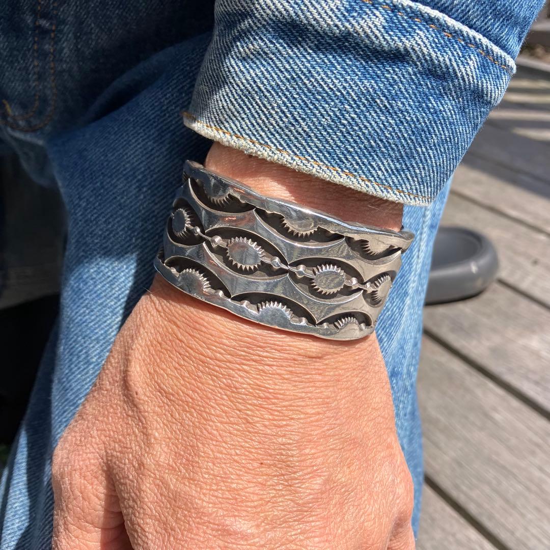 インディアンジュエリー ナバホ族 エマーソン ビル作 スタンプワーク バングル