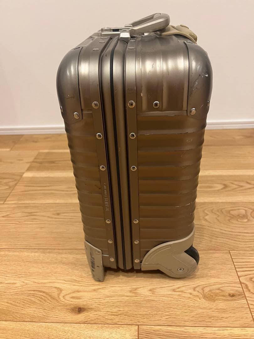 TOPAS TITANIUMリモワトパーズ チタニウム28L 2輪スーツケース