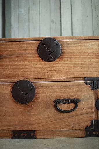 味のある丸金具時代箪笥　扉付き　刀箪笥　タンス　収納　古家具　古民家　時代家具