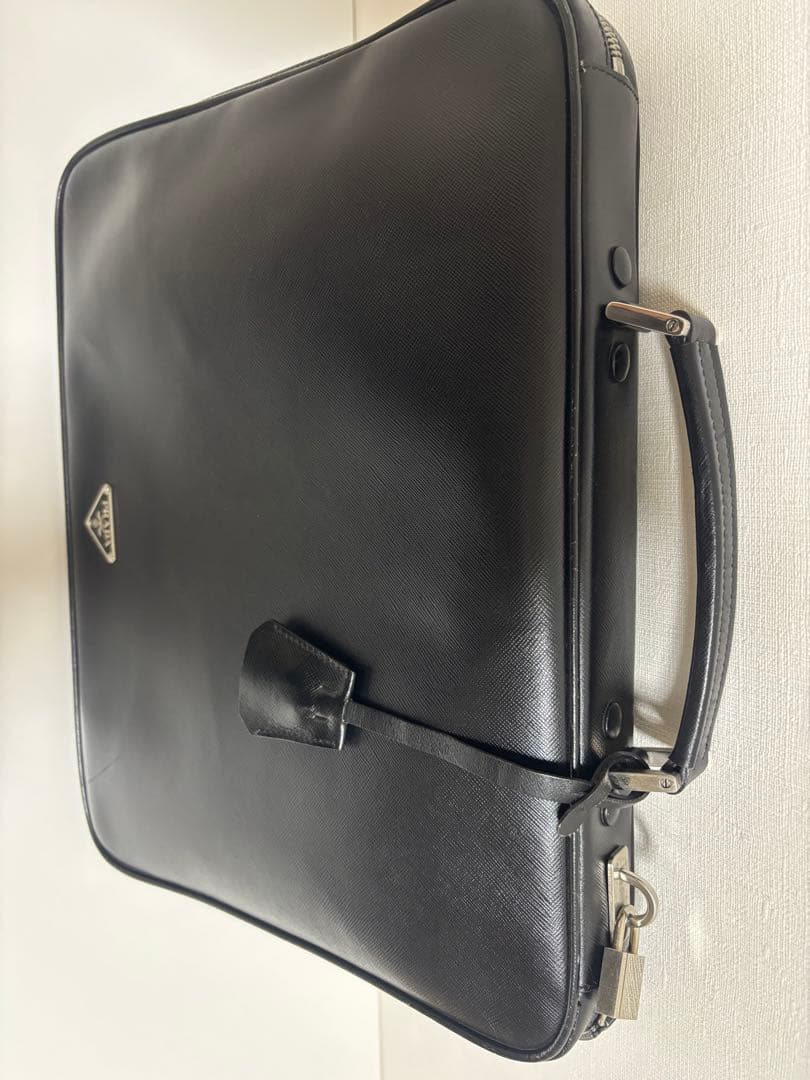 【鍵付き南京錠】PRADA ビジネスバッグ 三角ロゴ サフィアーノレザー メンズ