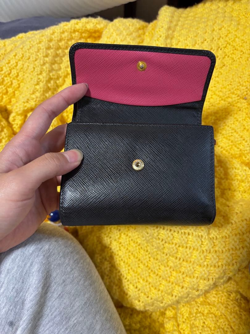 PRADA 財布 黒 レザー　中ピンク