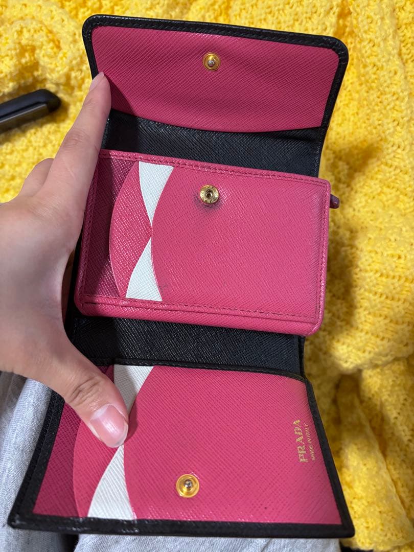 PRADA 財布 黒 レザー　中ピンク