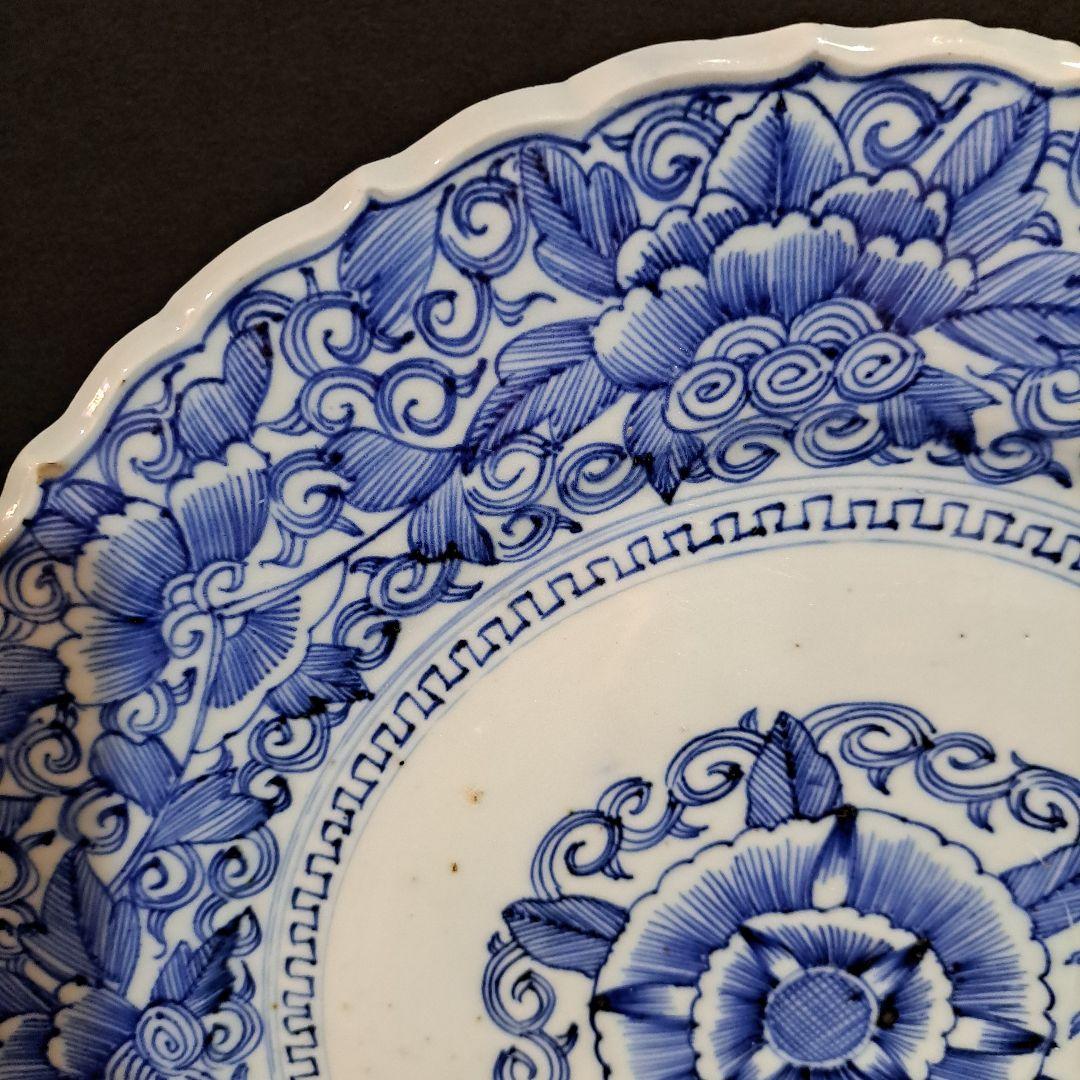 お値下げ中　　江戸中期　輪花線描　唐草牡丹図　染付青磁　完品皿