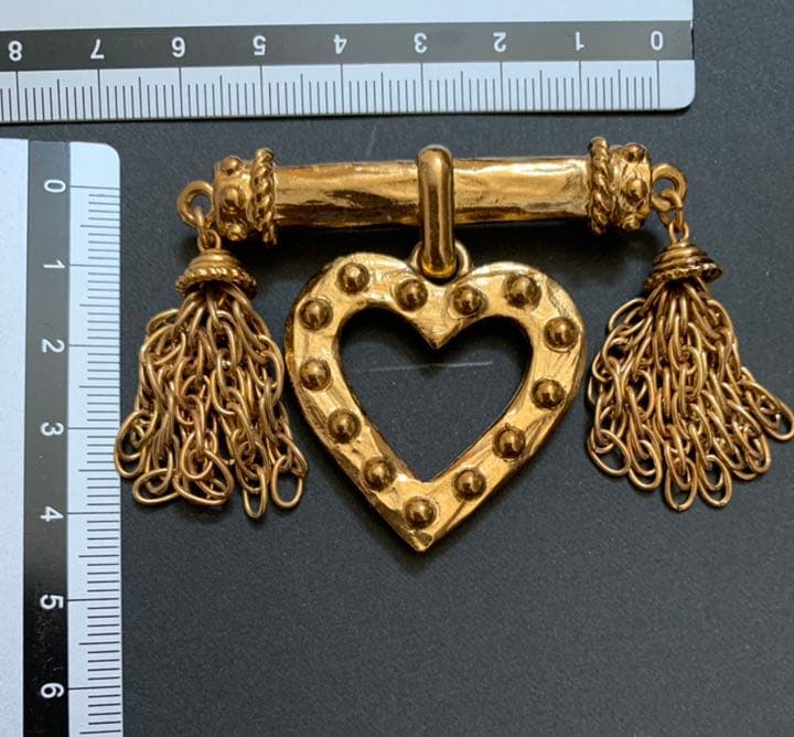 はちはち　モスキーノ　ブローチ