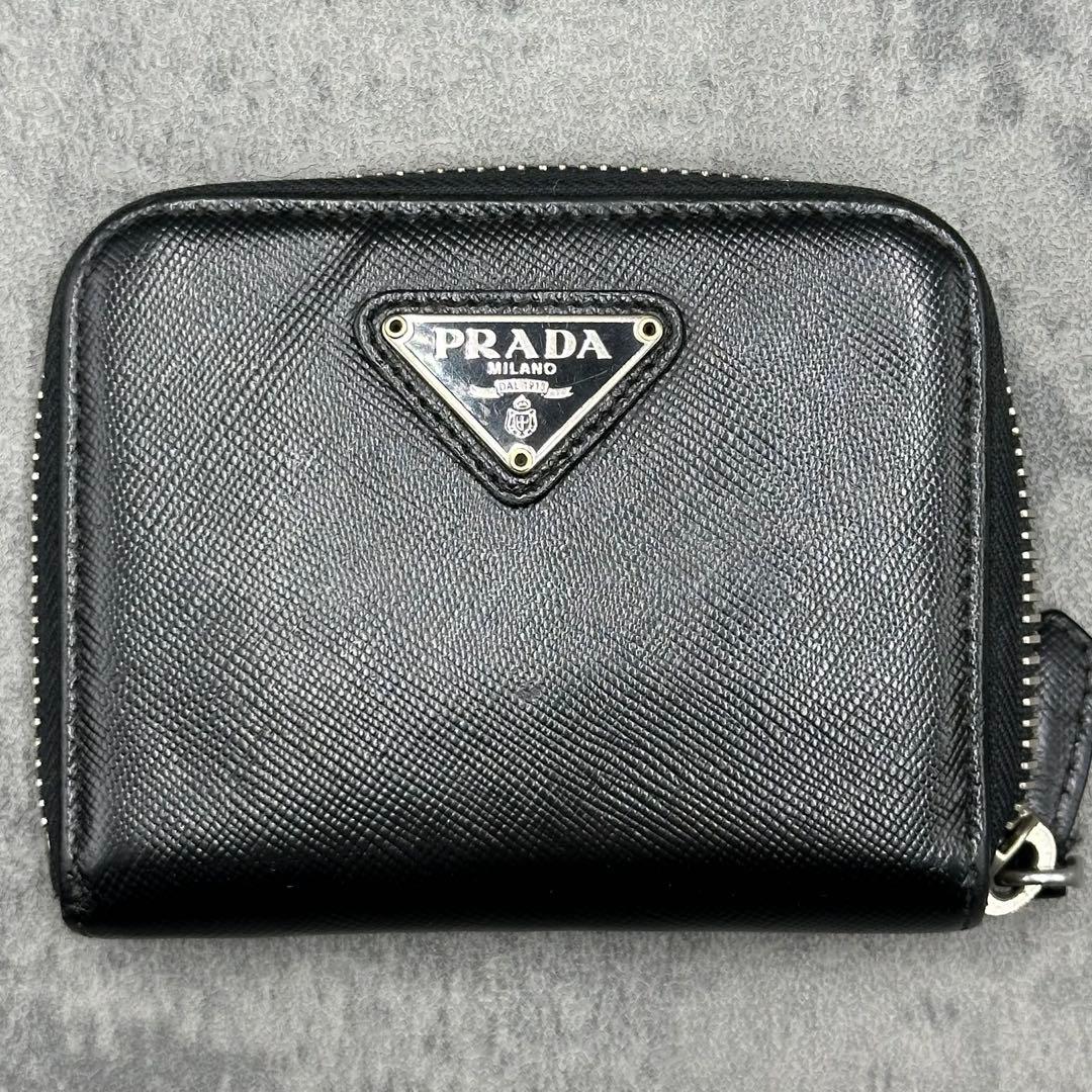 プラダ 三角タグ コンパクト ラウンドジップ ケース サフィアーノレザー
