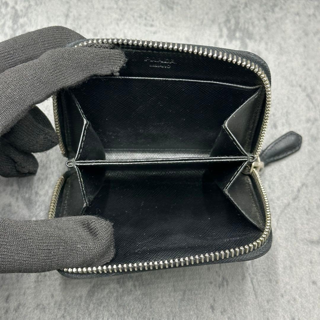 プラダ 三角タグ コンパクト ラウンドジップ ケース サフィアーノレザー