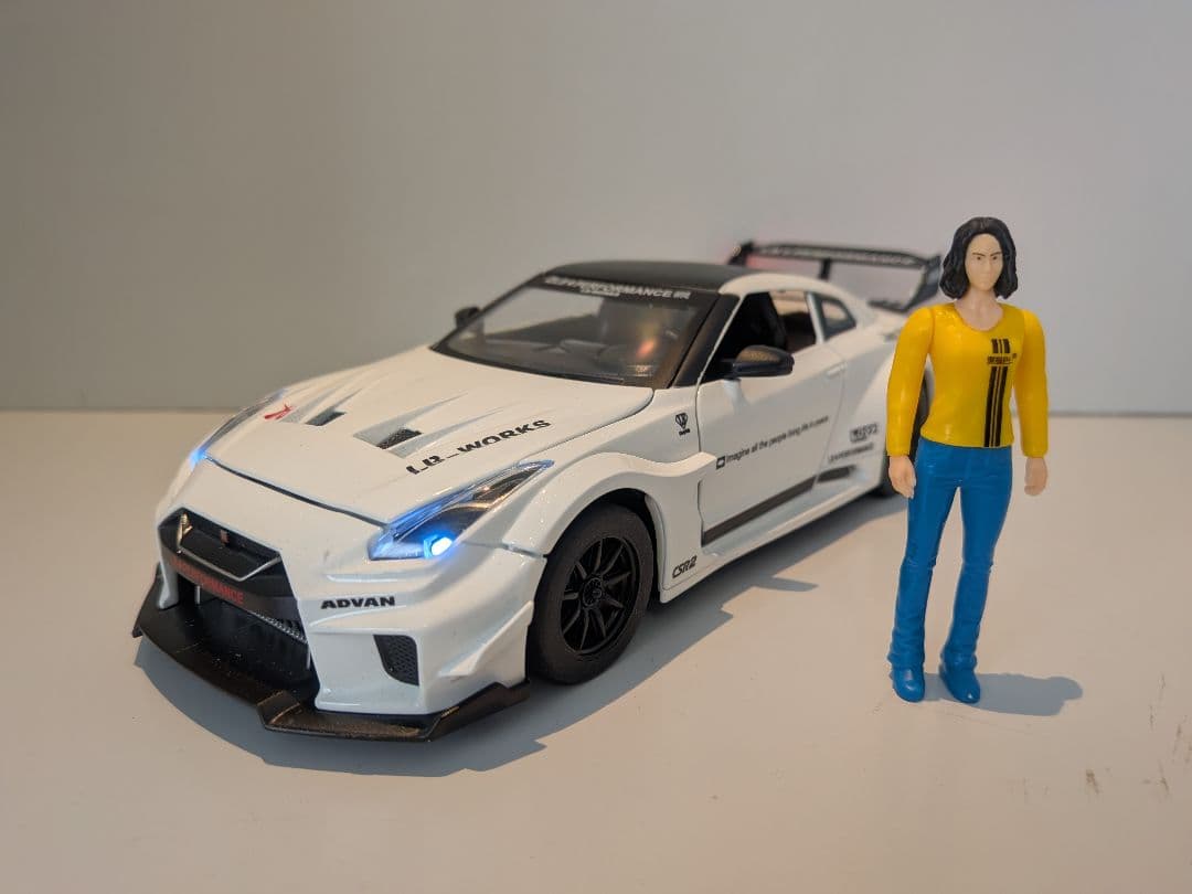 ​LBWK 1/24 R35 GT-R ミニカー フィギュア付 点灯 音 白