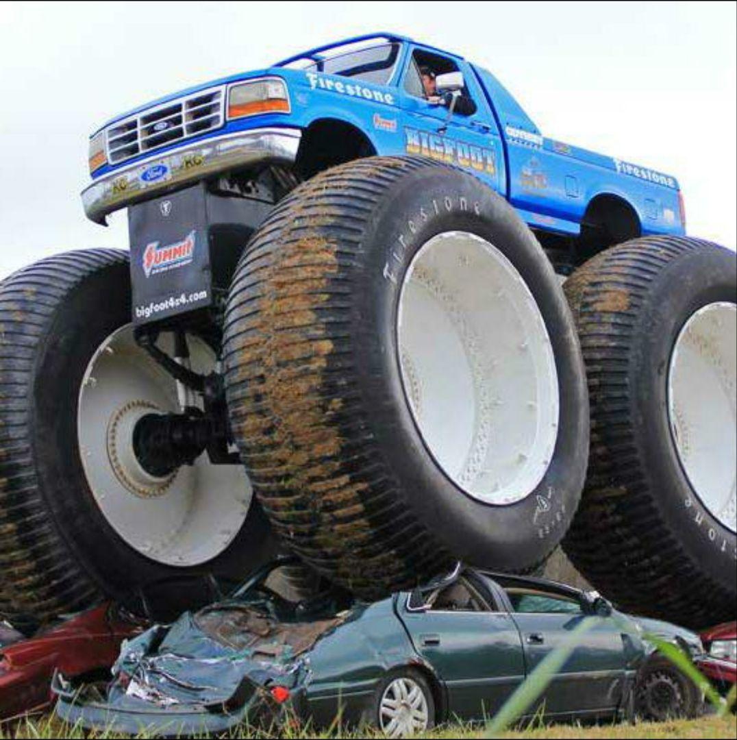 ①グリーンライト　ビッグフット　ギネスに認定されたモンスタートラック　　1/64