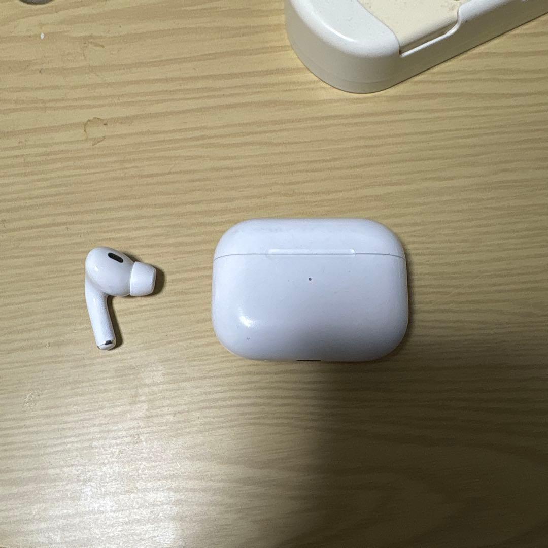 AirPods Pro2 左側とケース