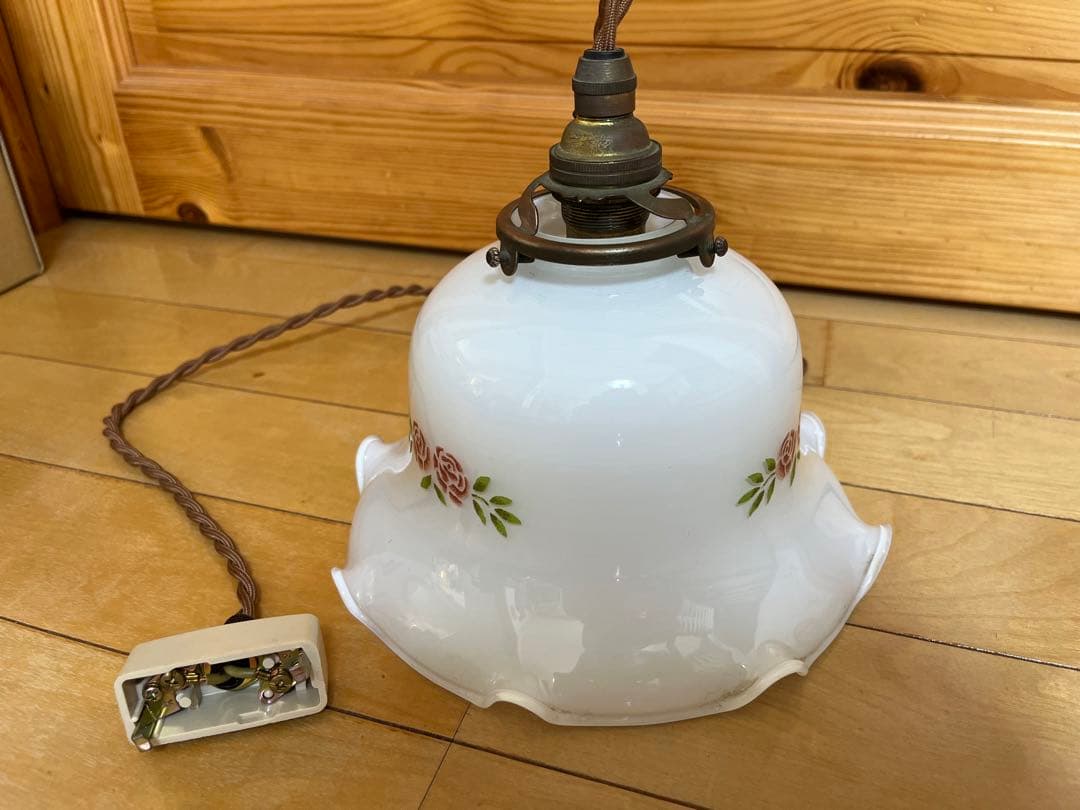 2つセットイマンマニーローズ　フリルミルクガラス　シェードランプ　Many 薔薇