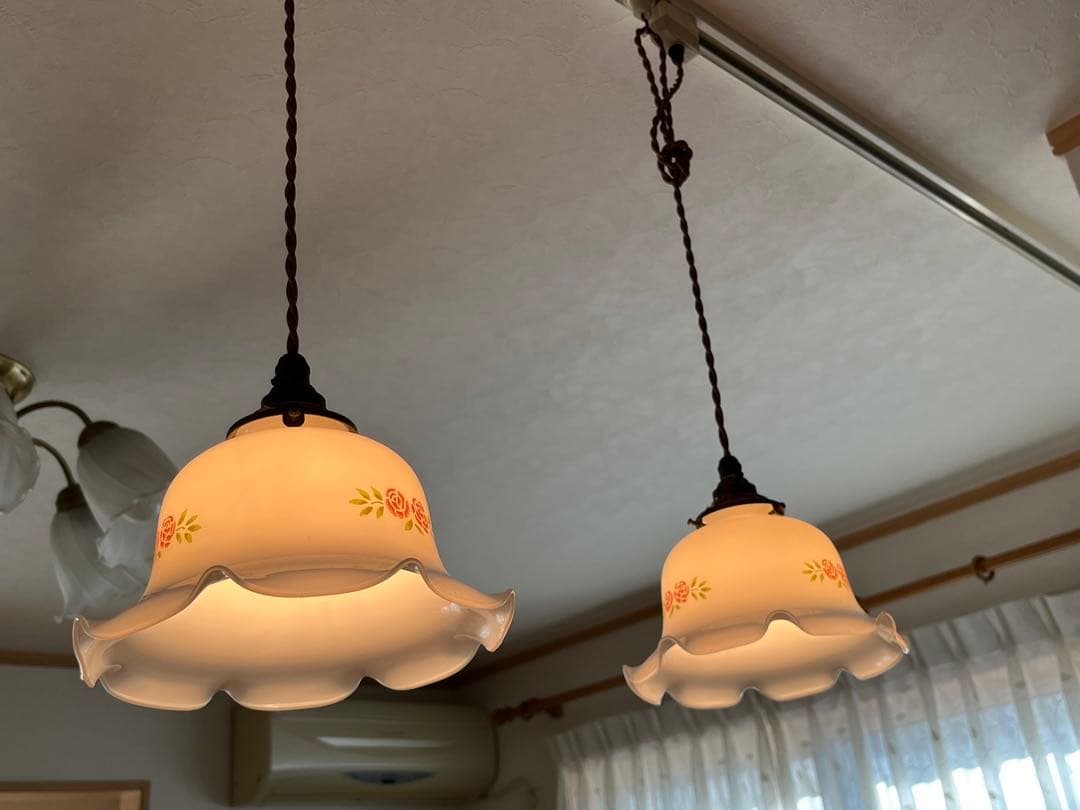 2つセットイマンマニーローズ　フリルミルクガラス　シェードランプ　Many 薔薇