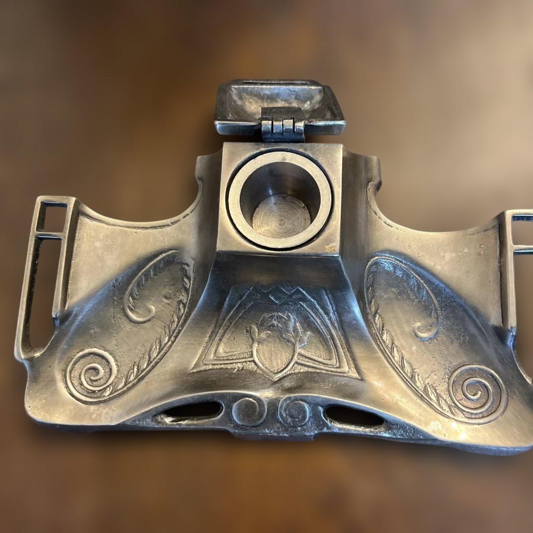 装飾的な金属製インクスタンド