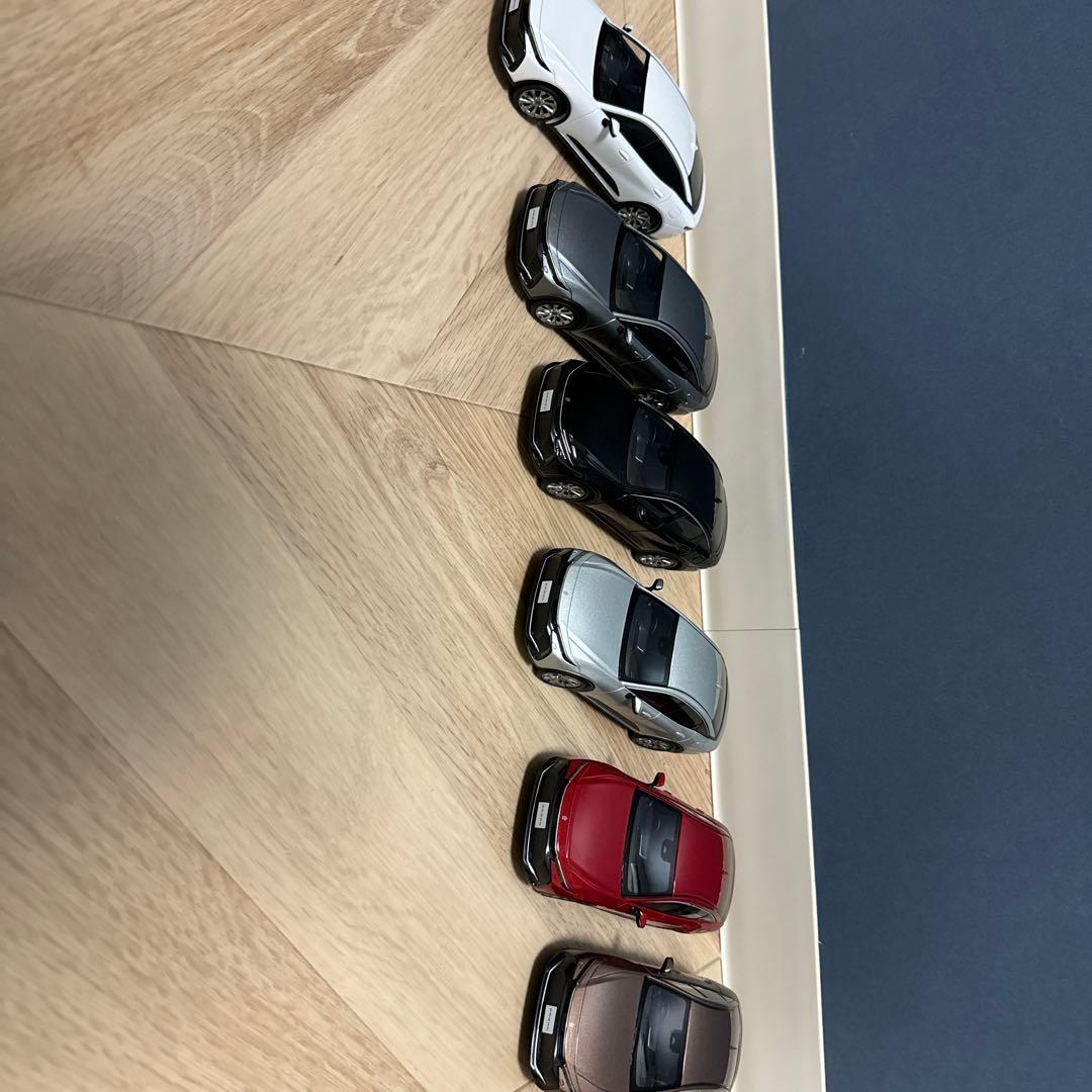 クラウンクロスオーバー　色見本　ミニカー