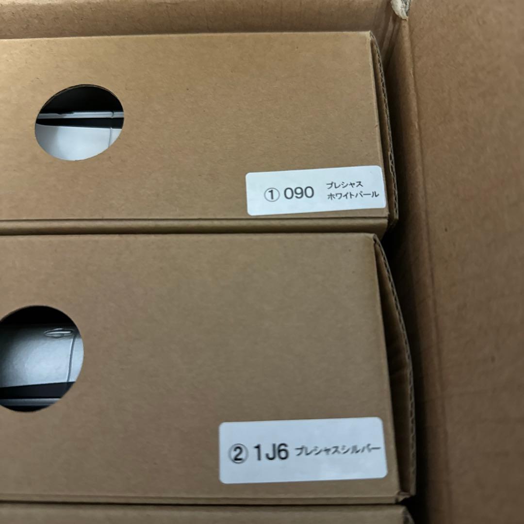 クラウンクロスオーバー　色見本　ミニカー