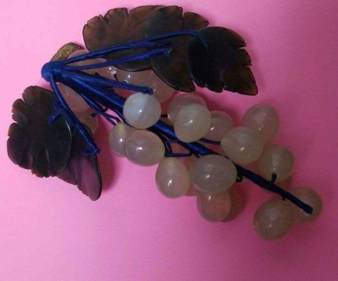 ガラス細工の葡萄のオブジェです