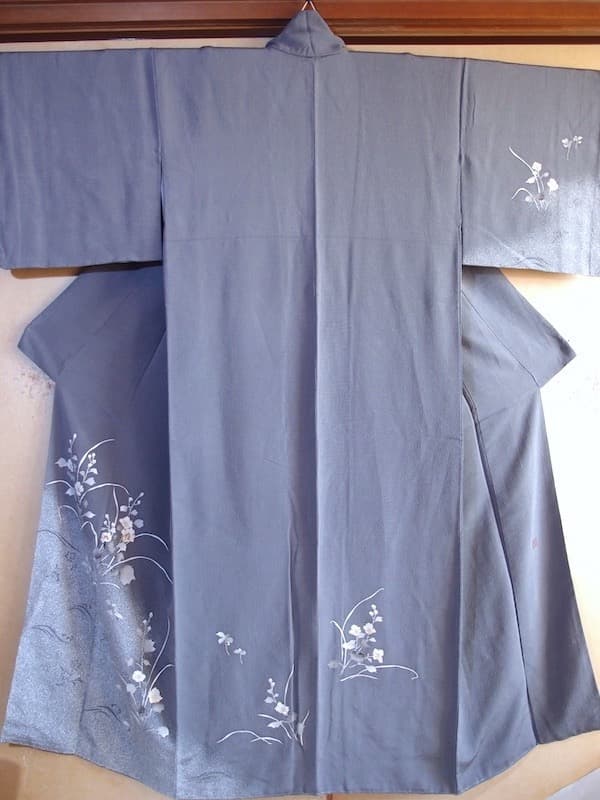 未使用　やまと謹製　付下げ（白花文）裄66,5　落款入　背紋なし　正絹美品