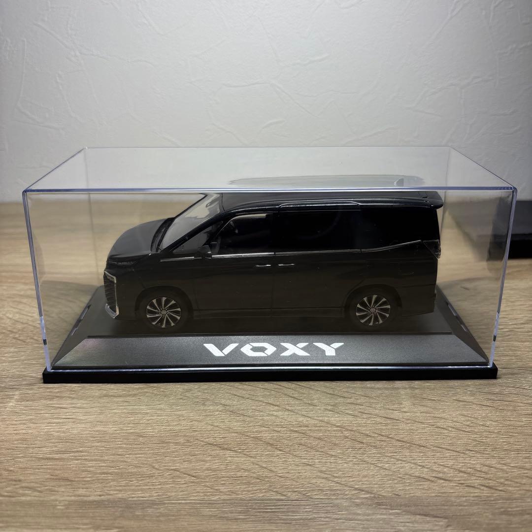 【送料無料】トヨタ ヴォクシー ブラック 1/30カラーサンプルミニカー
