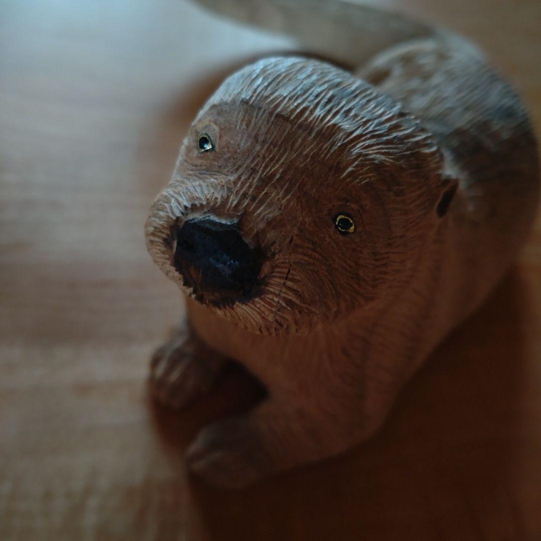 竹内紋子作　「カワウソ」　クスノキに彩色、金箔　木彫