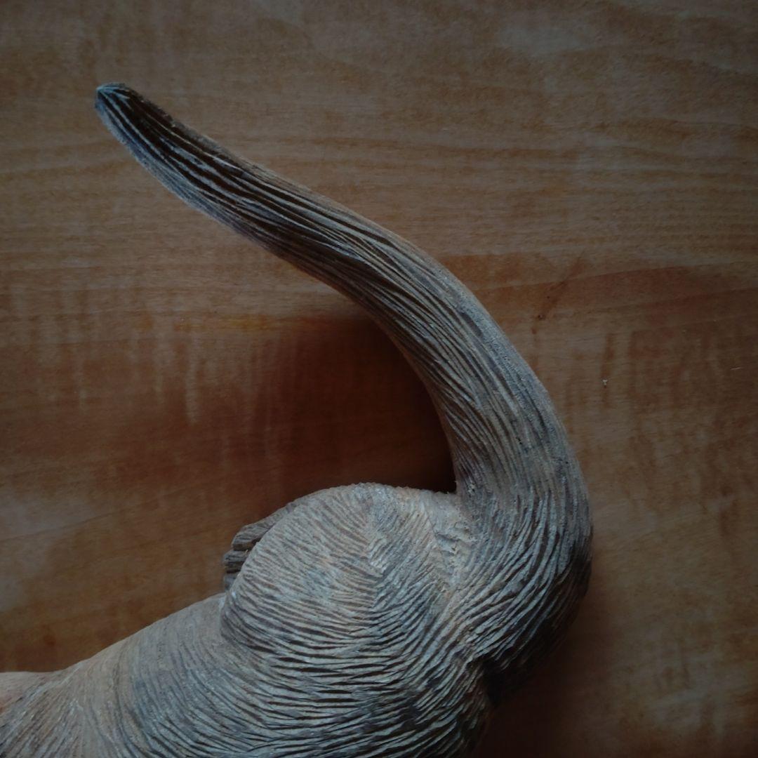 竹内紋子作　「カワウソ」　クスノキに彩色、金箔　木彫