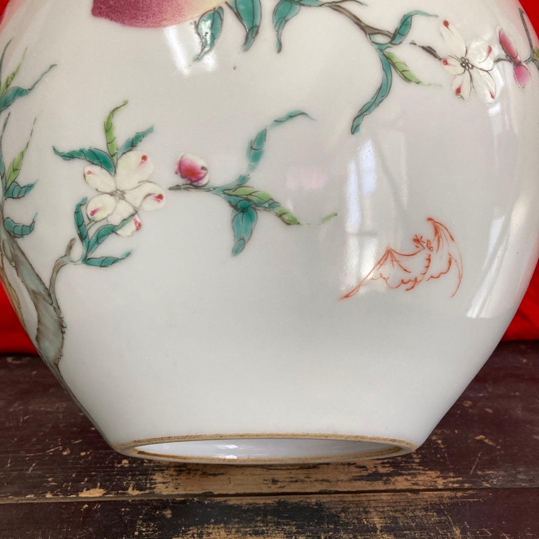 中国　色絵　粉彩　壺　九桃蝙蝠図　大清雍正年製銘