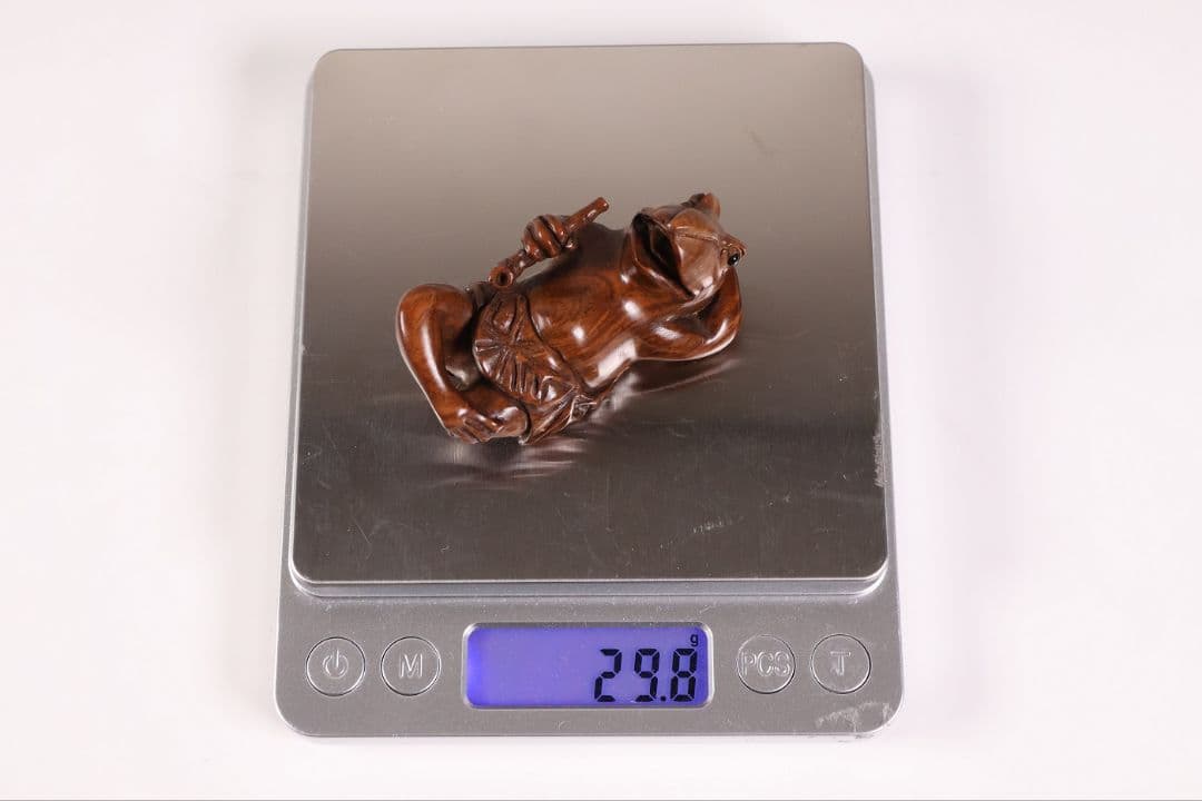 木製 提物 根付 朱氏銘 蛙 煙管 寝る 彫刻 木彫【MA891】