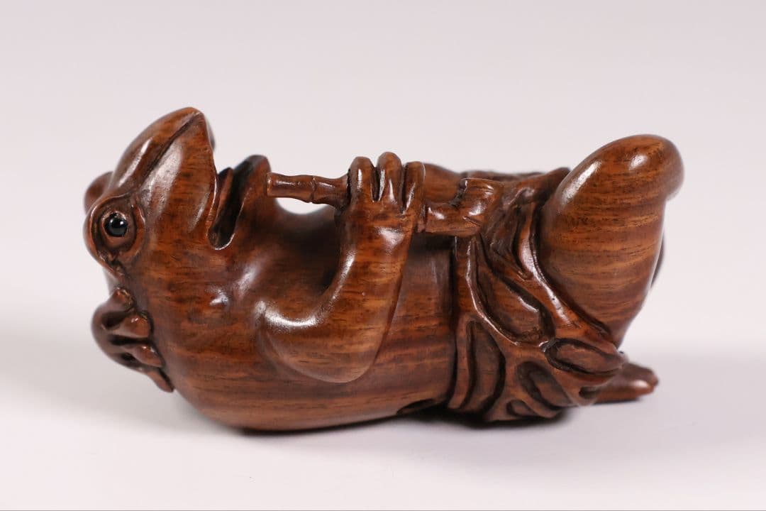 木製 提物 根付 朱氏銘 蛙 煙管 寝る 彫刻 木彫【MA891】