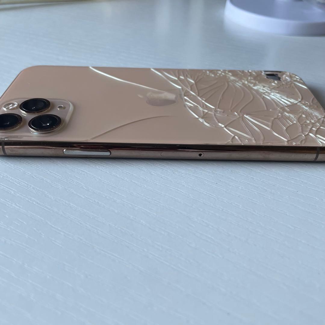 iPhone11pro 本体　画面背面ひび割れあり