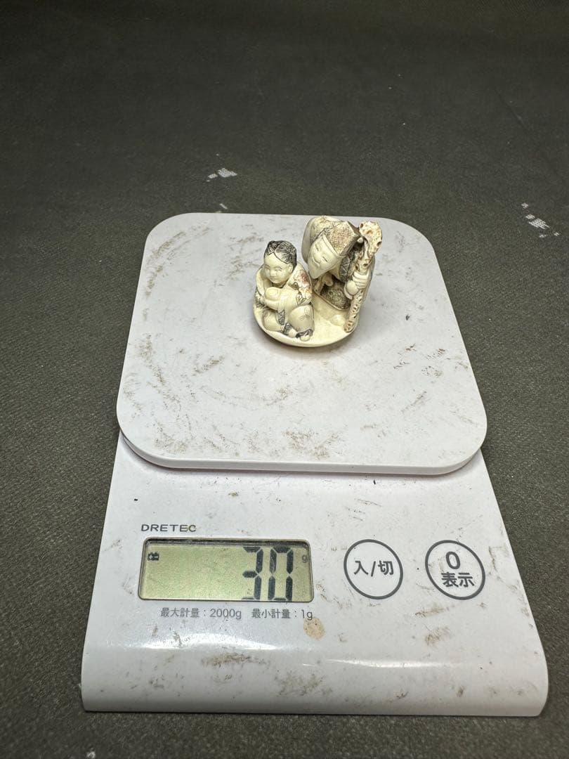 極上　根付　天然素材　アンティーク　骨董　飾り物　古美術　置物　細密細工　彫刻