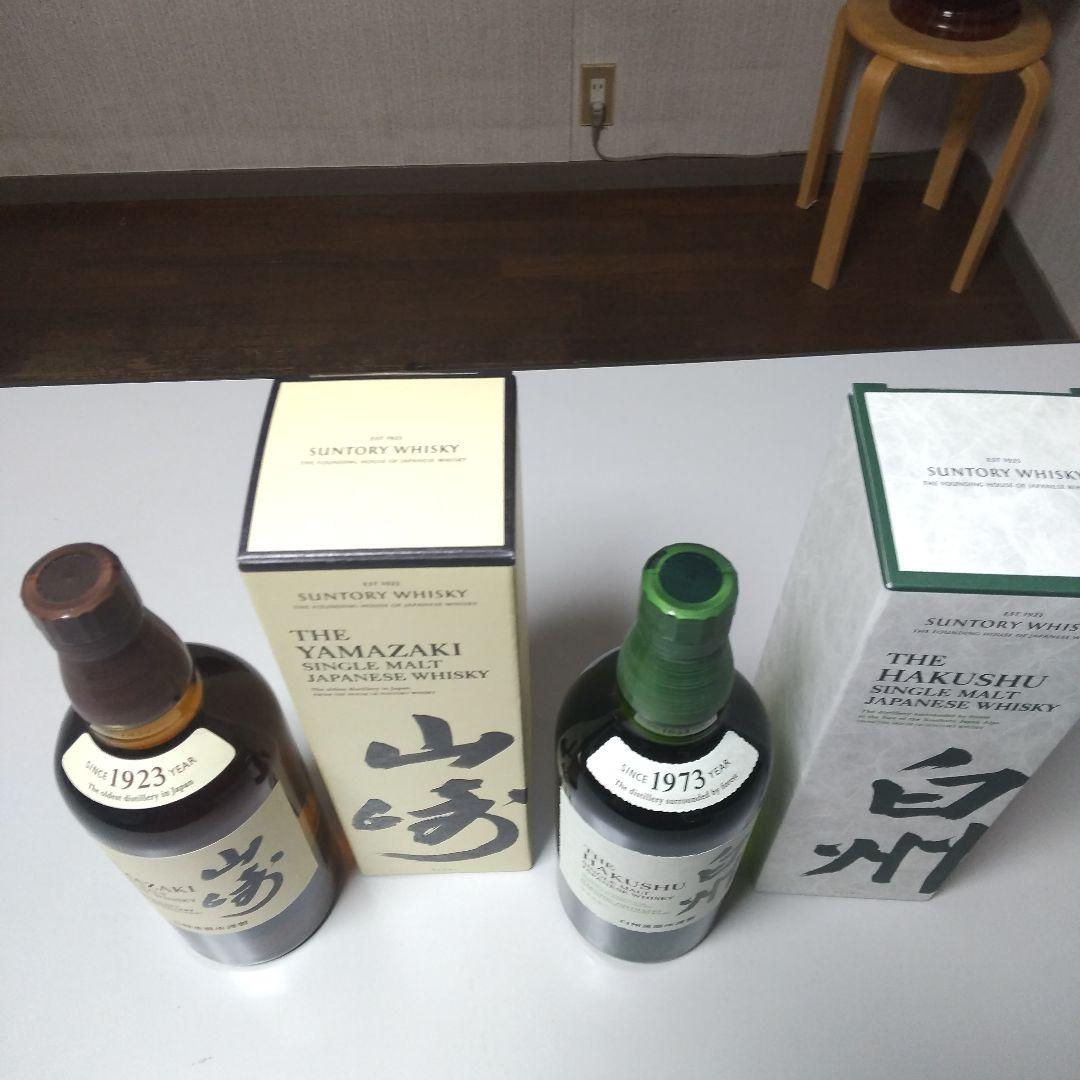 サントリー山崎、白州、それぞれ700ml.
