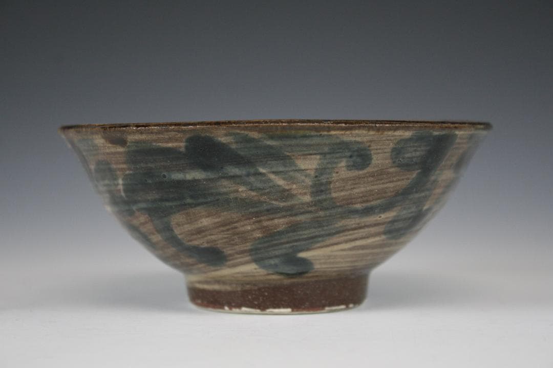 壺屋焼 人間国宝 金城次郎 作　呉須唐草四寸茶碗（重ね焼）